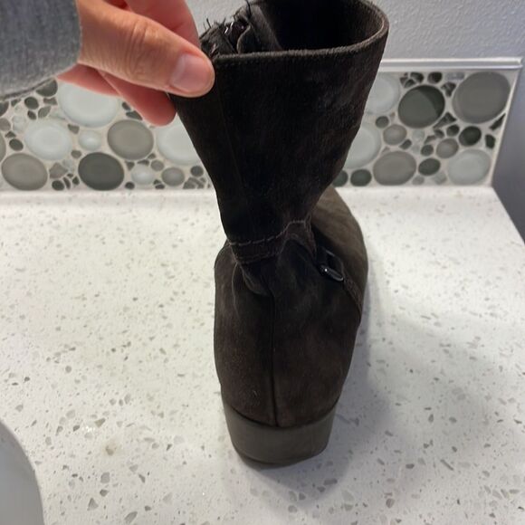 La Canadienne woman’s brown suede boot - Picture 6 of 12